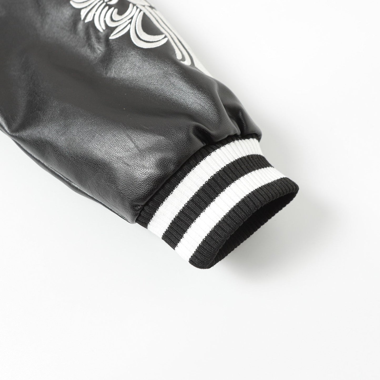 크롬하츠 크로스 자수 가죽 슬리브 바시티 재킷 - 블랙 스트리트 스타일 116