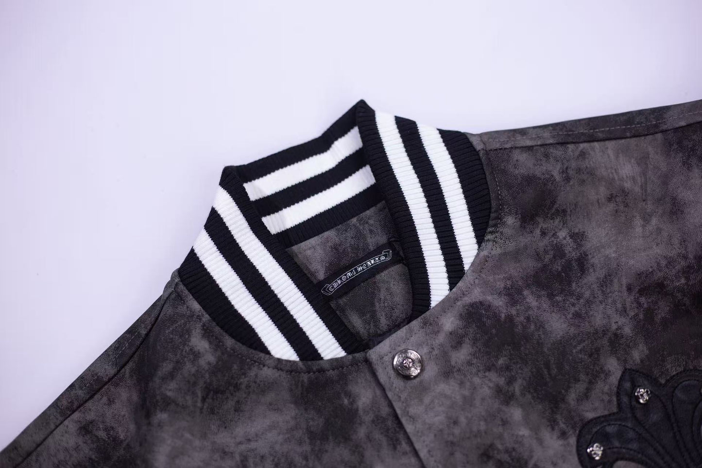 크롬하츠 플뢰르 드 리스 패치 바시티 재킷 - 그레이 타이다이 아우터웨어 A5588