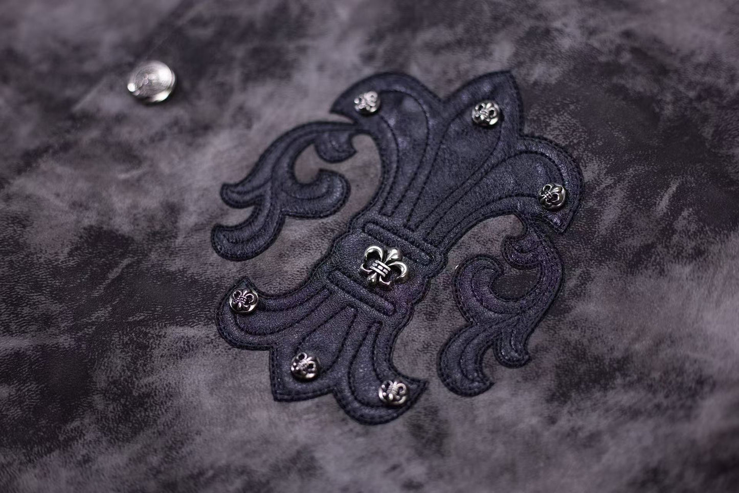 크롬하츠 플뢰르 드 리스 패치 바시티 재킷 - 그레이 타이다이 아우터웨어 A5588